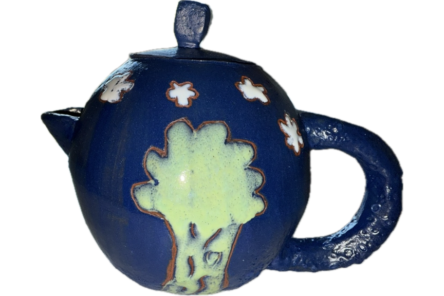 Dunkelblaue Teekanne von Omega-Sun. Wolken im Oberen Teil und ein Grüner Baum auf den Rest der Kanne.